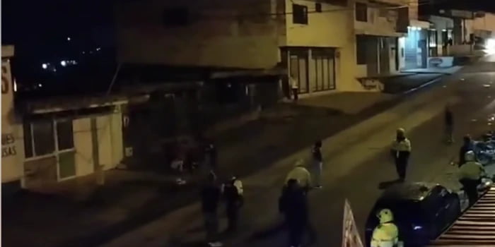 VIDEO: Enfrentamientos entre hinchas del Independiente Medellí­n y el Atletico Bucaramanga en Santander.